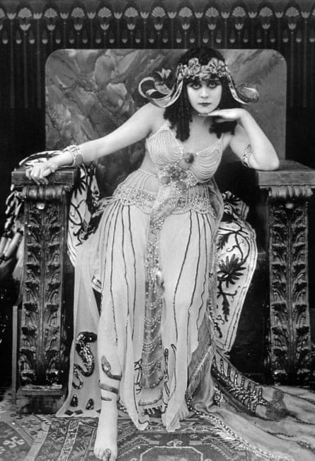 تدا بارا در نقش کلئوپاترا، 1917.