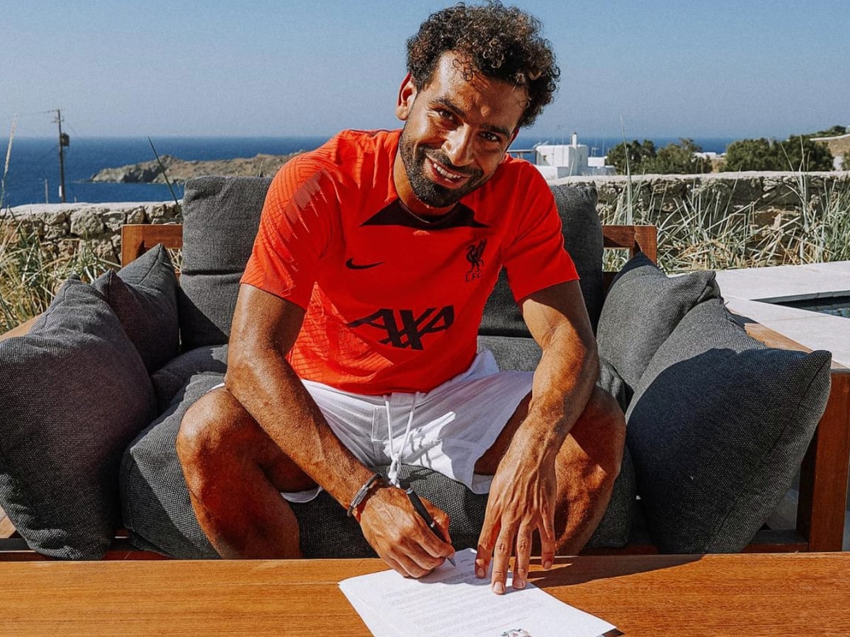 Mohamed Salah commits future to Liverpool by signing contract to 2025 | Liverpool | The Guardian