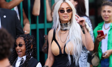 كيم كارداشيان، سمت راست، با دخترش نورث وست در يك نمايش ژان پل گوتيه در جولاي 2022.