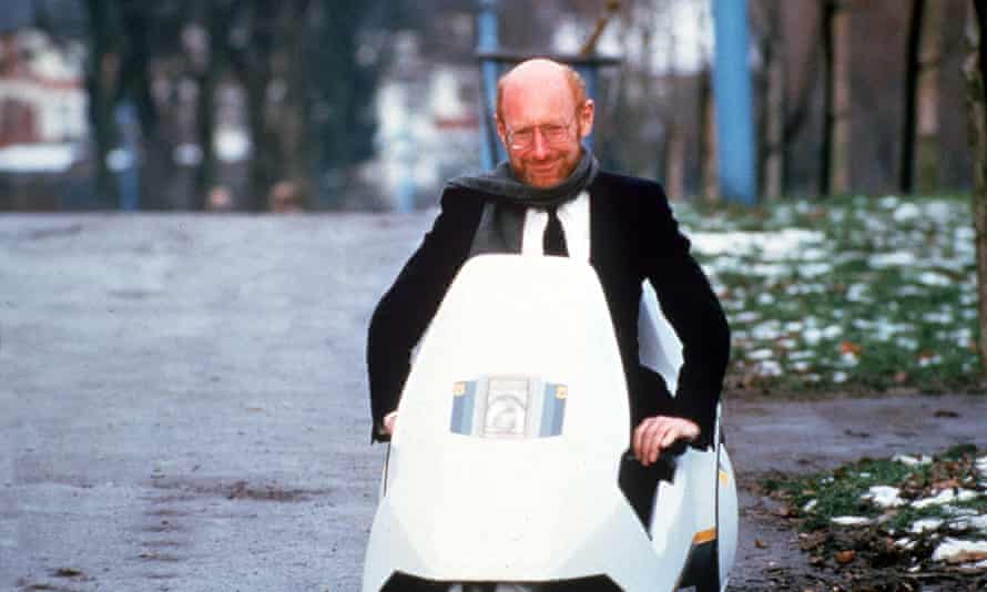 Sir Clive Sinclair sur son véhicule Sinclair C5.