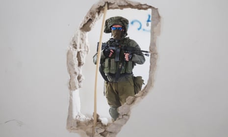 Israeli army train in Bat Yam<br>epaselect epa10966315 Israeli paratroopers destroy a wall as they undertake a training exercise ahead of deployment to Gaza in an abandoned house in Bat Yam, Israel, 09 November 2023. More than 10,500 Palestinians and at least 1,400 Israelis have been killed, according to the Israel Defense Forces (IDF) and the Palestinian health authority, since Hamas militants launched an attack against Israel from the Gaza Strip on 07 October, and the Israeli operations in Gaza and the West Bank which followed it. EPA/NEIL HALL