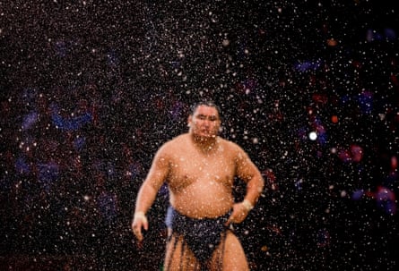 Hoshoryu throws salt before his match with Onosato