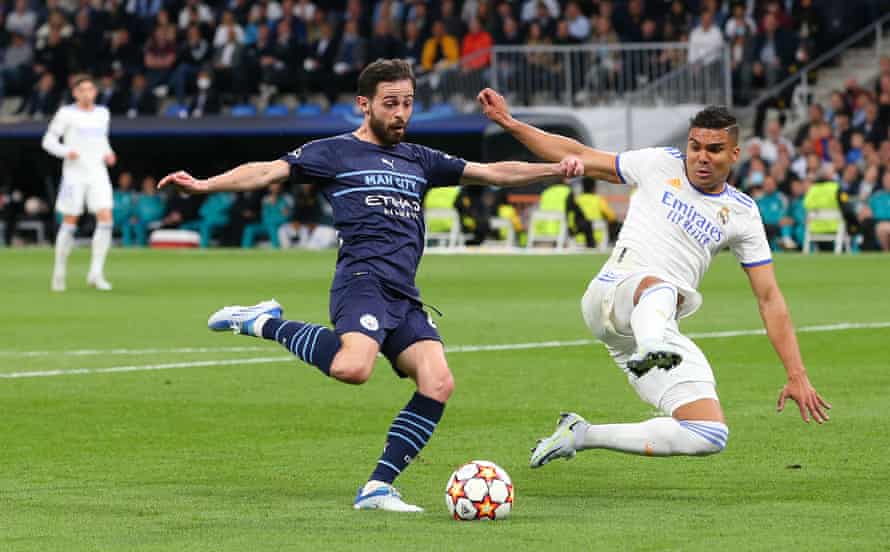 Bernardo Silva of Manchester City shoots past Casemiro of Real Madrid.