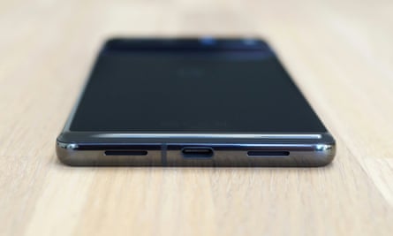 Pixel 7 Pro'nun USB-C bağlantı noktası.