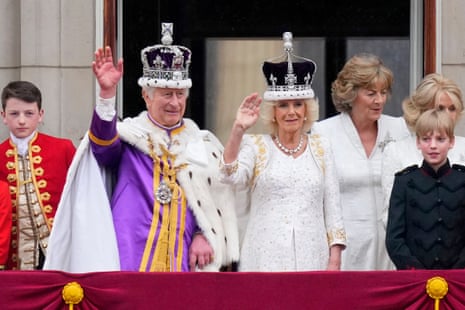 El rey Carlos III de Gran Bretaña y la reina Camila saludan a la multitud desde el balcón del Palacio de Buckingham.
