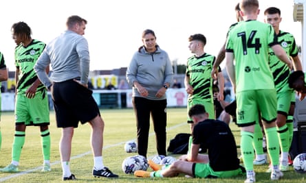 Hannah Dingley menyemangati para pemain Forest Green di babak pertama.