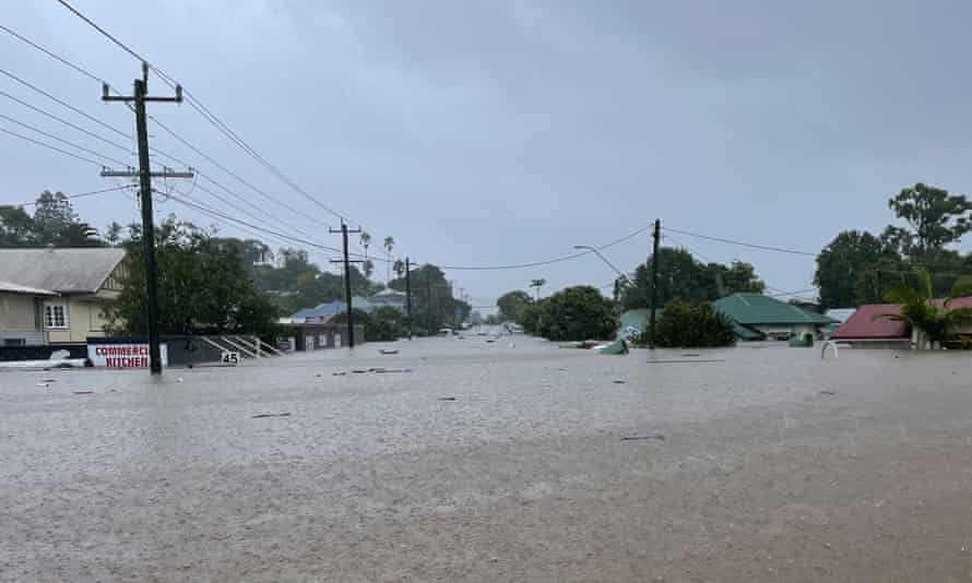 Water levels rise to roof-level as streets turn to rivers in Lismore on Monday