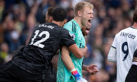 Aaron Ramsdale feirer med lagkamerater. etter å ha reddet Patrick Bamfords straffe i kampen mellom Arsenal og Leeds.