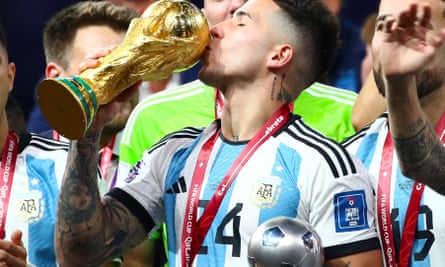 L'Argentin Enzo Fernández embrasse le trophée de la Coupe du monde.