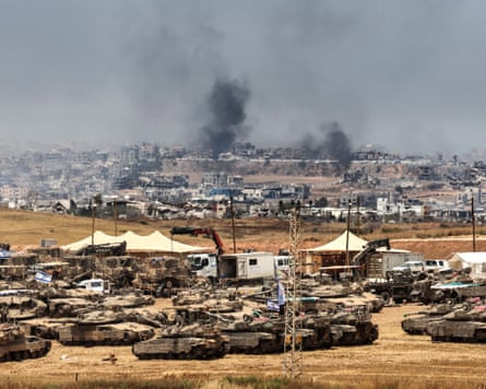 Israeli tanks and bulldozers on the border with Gaza