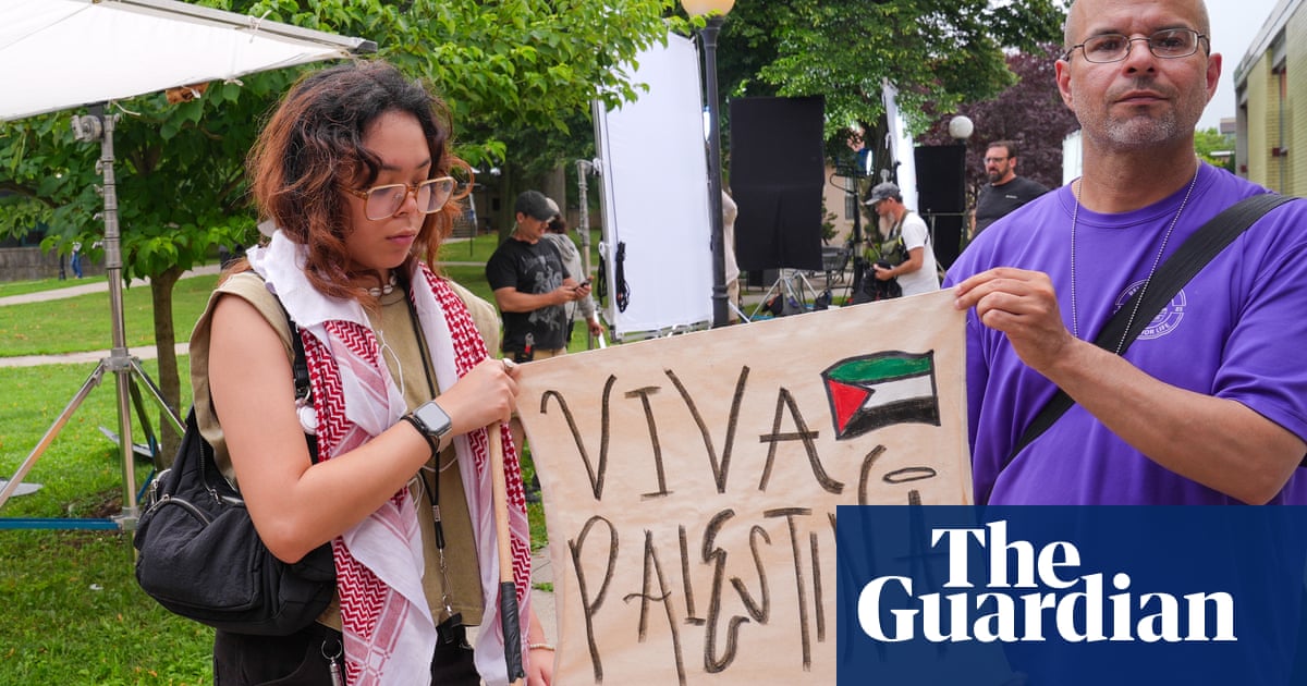 Activistas pro-palestinos protestan por campamento falso de programa de televisión en Nueva York | Televisión de EE. UU. Activistas pro-palestinos protestan por campamento falso de programa de televisión en Nueva York | Televisión de EE. UU.