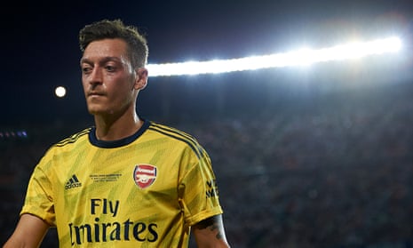 A head and shoulders crop of Mesut Özil.