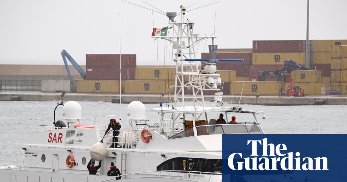 Italian coastguard recovers 19 bodies from inflatable boat off island of Lampedusa