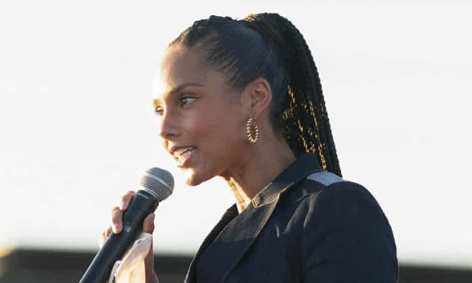Alicia Keys campaigns with Kamala Harris in October 2020.