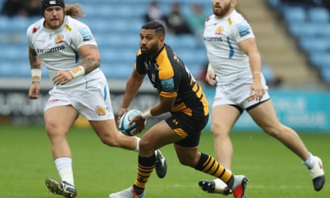 Lima Sopoaga passes the ball for Wasps against Exeter.