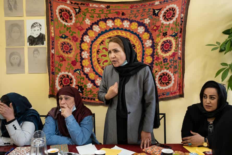 Noria Hamidi, MP for Baghlan province, addresses the parliament in exile. On the left is Zefroon Safi, and on the right is Hamida Ahmadzai.