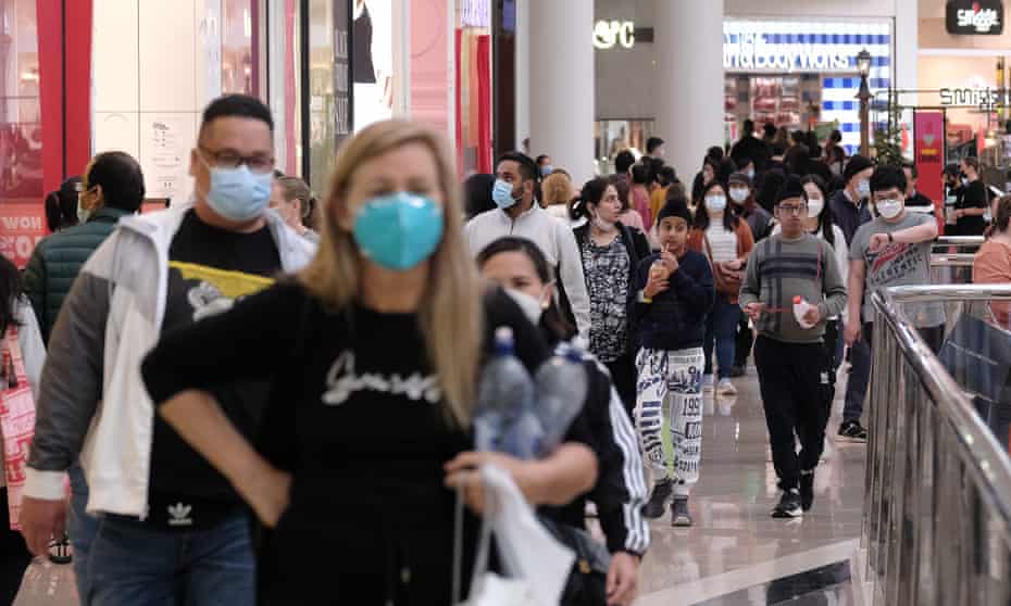 Multitudes en un concurrido centro comercial de Chadstone en Melbourne el viernes