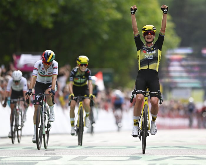 Vos claims Tour de France Femmes yellow jersey in dramatic opening stage
