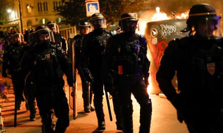 Policía en París el viernes por la noche.