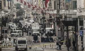 خدمات الطوارئ تفتيش في منطقة الانفجار.