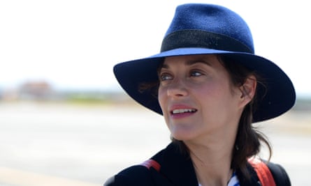 French actress Marion Cotillard arrives in Manila during a diplomatic visit by French President Francois Hollande on February 26, 2015. 