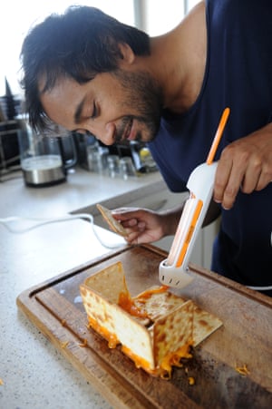 Rhik Samadder using the Fondoodler