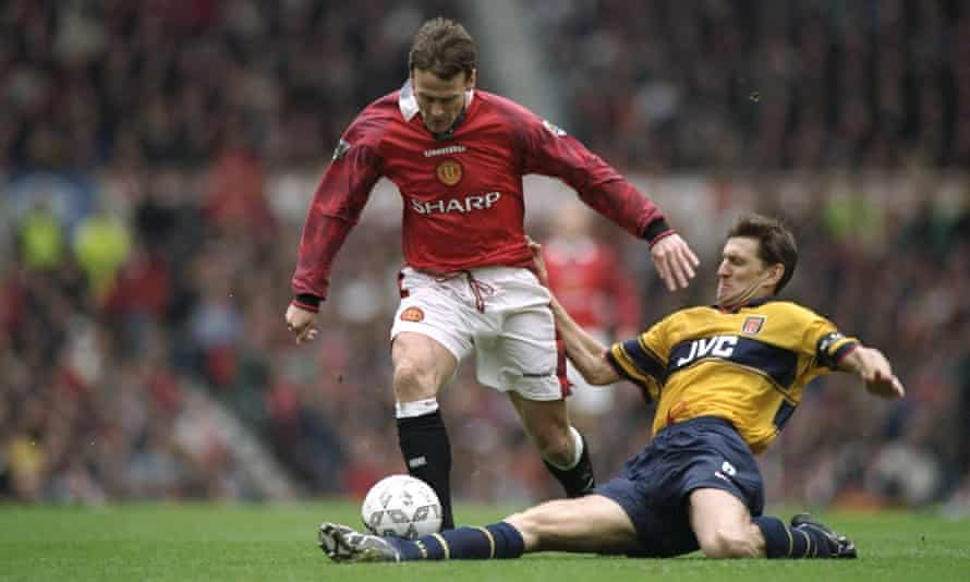 Tony Adams stretches in an effort to halt Manchester United’s Teddy Sheringham in 1998.