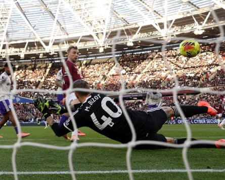 West Ham’s Jarrod Bowen pounces to steer the ball past Marco Bizot
