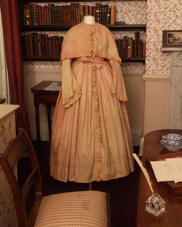 Robe enveloppante rose de Brontë avec cape assortie.