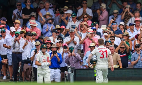 David Warner walks off the SCG to a standing ovation on day two of the third Test