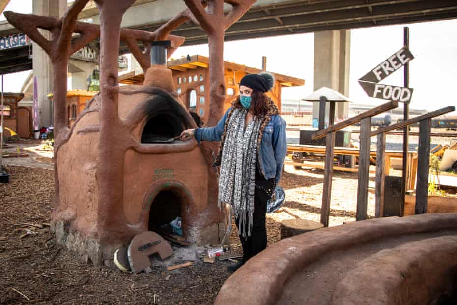 Moreno demonstrates how the Cob on Wood pizza oven works.