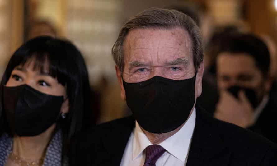 El excanciller alemán Gerhard Schröder y su esposa So-yeon Schroder-Kim