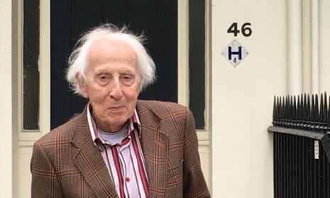Cecil Woolf in 2016 outside 46 Gordon Square in Bloomsbury, London, a former home of his aunt Virginia. 