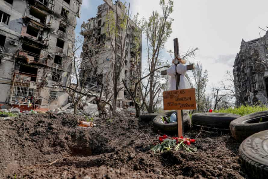 La tombe d'un civil tué à Marioupol, Ukraine