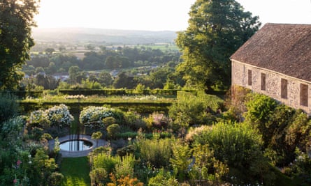 Vernis français : une vue sur l'une des granges et le jardin de la cour.
