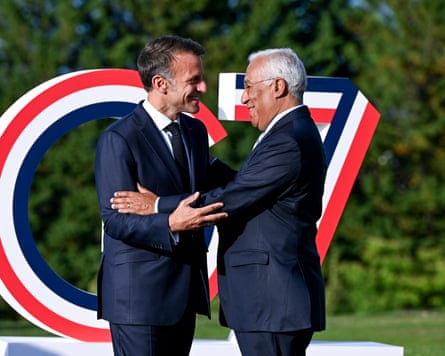 António Costa greets Emmanuel Macron at the G7 summit