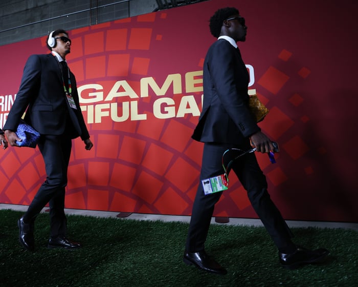 Avstraliya futbolçuları meydanda dizayner çantalarla görünüblər