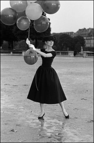 Audrey Hepburn. Jardins des Tuileries, First Arrondissement, Paris, France. 1956.