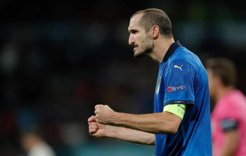 Giorgio Chiellini describió anticipar los pensamientos de un delantero como la parte más importante de su juego