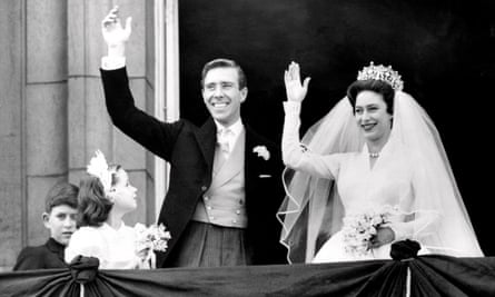 Newly-wed Princess Margaret, the younger sister of Britain’s Queen Elizabeth II, and her husband, the photographer Antony Armstrong-Jones wave 6 May 1960 from Buckingham Palace in London on their wedding day