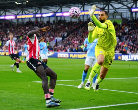 Gianluigi Donnarumma slaps the ball away from Brentford’s Michael Kayode