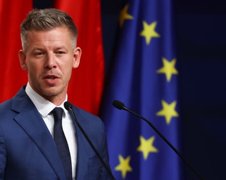 Péter Magyar in front of an EU flag
