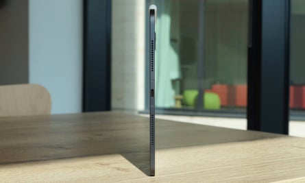 The end edge of the 11in iPad Pro showing the charging port.