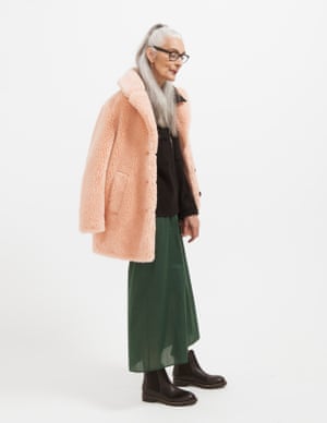 model vesh pallto, 79, depo.com. Top, 99 £, arket.com. Veshja, 79, cosstores.com. Ootizme, 169 £, kurtgeiger.com.