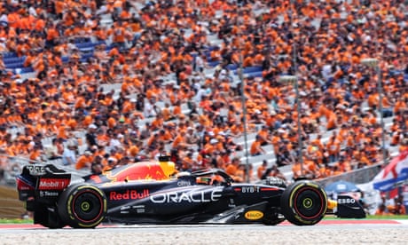 Max Verstappen frente a los fanáticos en Austria
