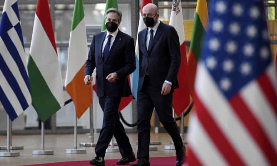 Secretarul de stat al SUA, Anthony Blinken, se plimbă cu președintele Consiliului European, Charles Michel, în timpul unei reuniuni extraordinare a miniștrilor de externe ai Uniunii Europene, vineri, la Bruxelles.  Administrația Biden a câștigat laude pentru menținerea unității între aliații SUA.