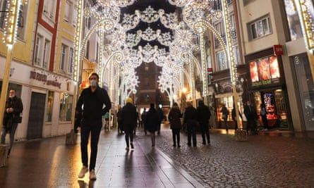 Des personnes visitent un marché de Noël à Mulhouse, en France.