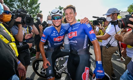Jasper Philipsen merayakan dengan Mathieu van der Poel