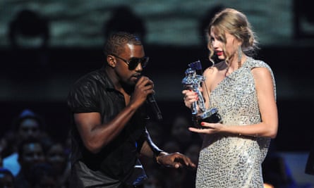 Ye interrompant le discours d'acceptation de Taylor Swift pour la meilleure vidéo féminine aux MTV Video Music Awards 2009.