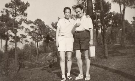 Nadine Hwang with her hand on Nelly Mousset Vos's shoulder as, both in shorts, they stand in front of trees